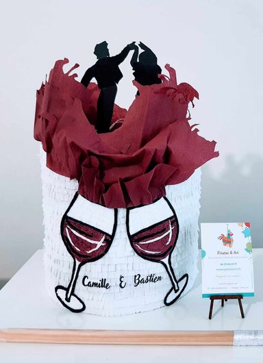 Pinata gâteau de mariage thème vin et flamenco